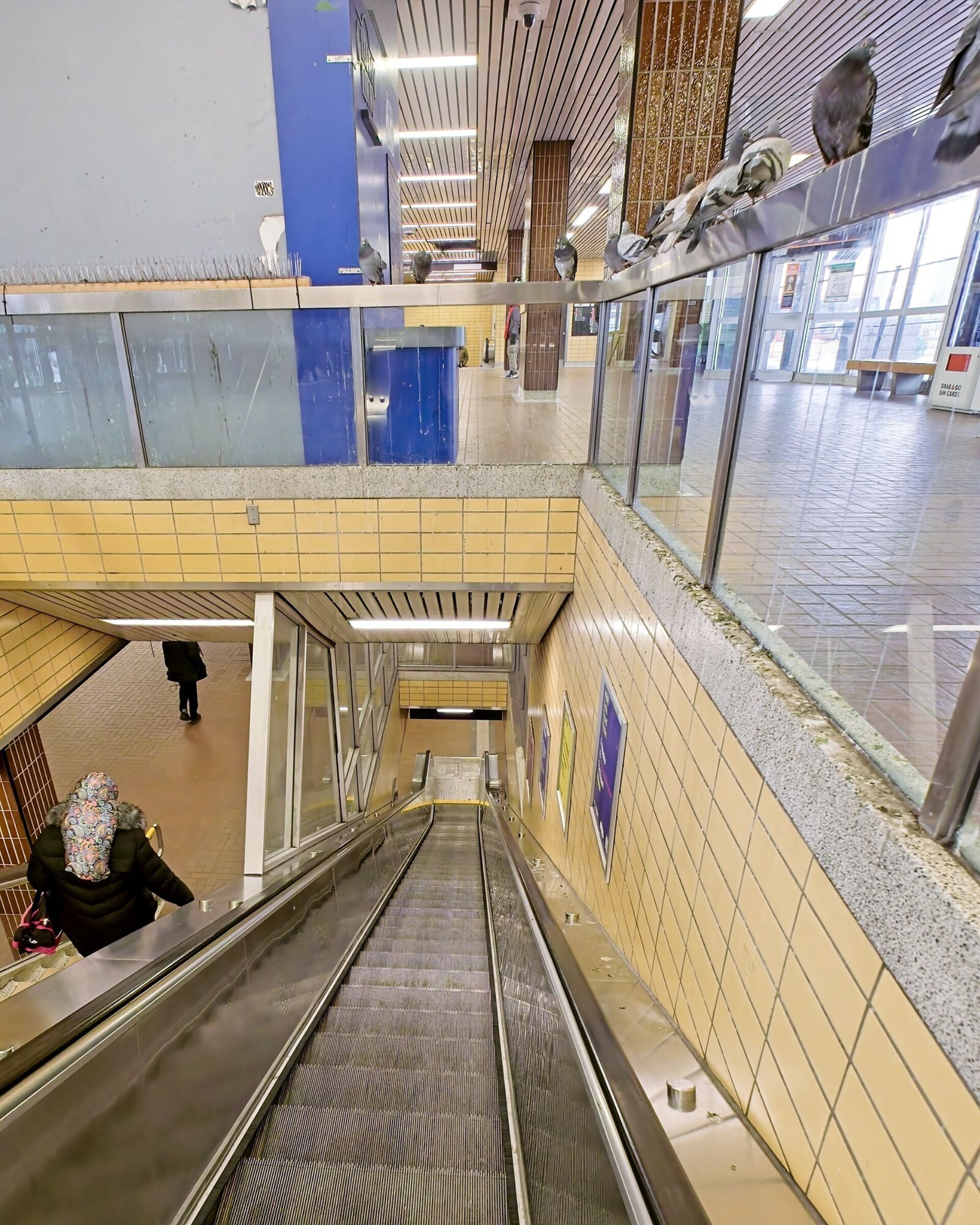 Stairs / Escalator to track level.
